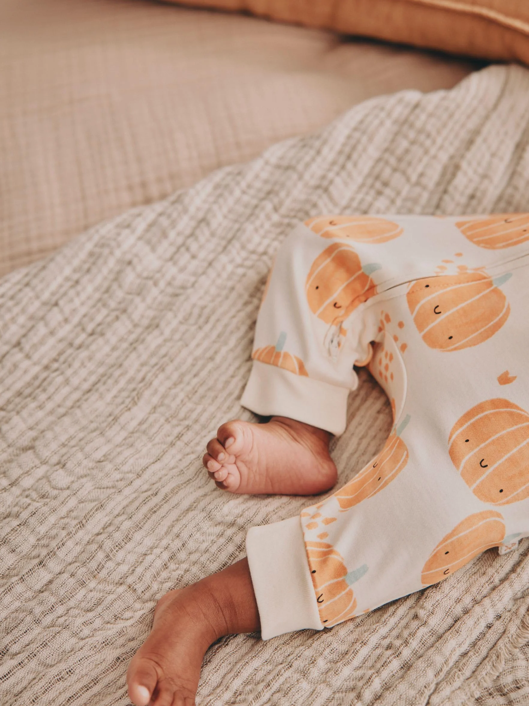 NEXT Noworodki unisex Niemowlęce śpioszki bez stopek z dwukierunkowym suwakiem i motywem dyni