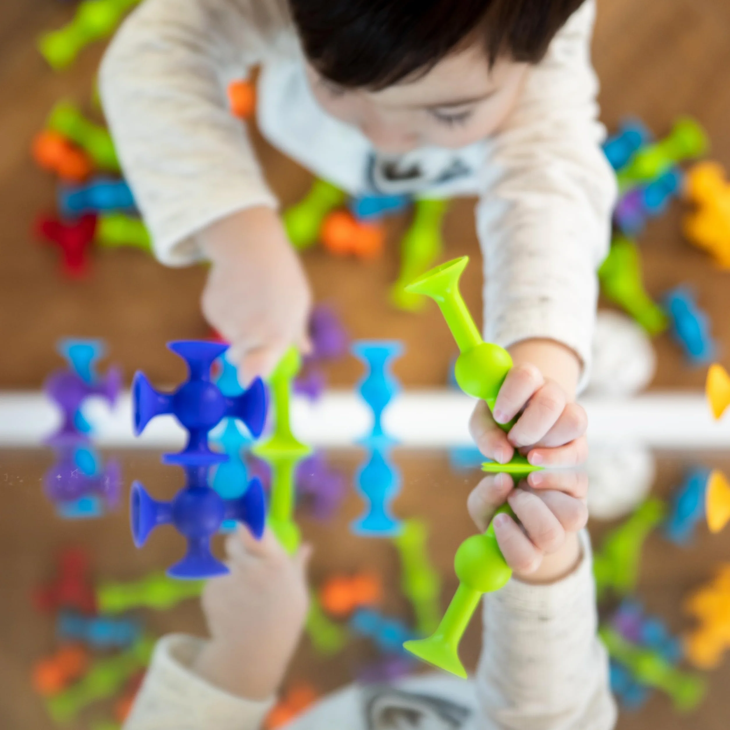 Fat Brain Toys 24-częściowy zestaw startowy Squigz, zabawka ssąca do sortowania i układania dla dzieci
