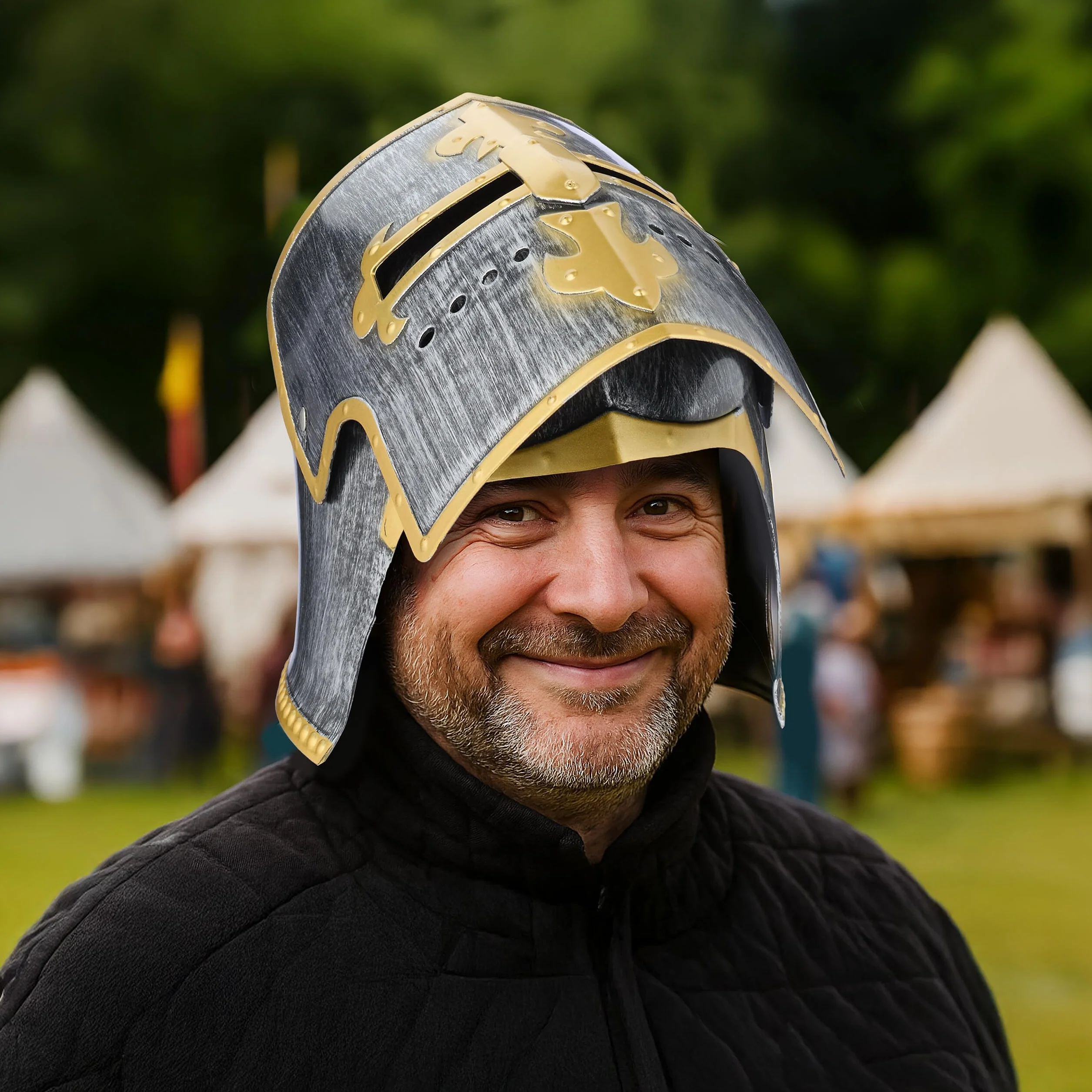 Relaxdays Kask Ritter ze składanym wizjerem, na karnawał i karnawał, średniowieczny kask garnkowy, tworzywo sztuczne, srebrny/złoty