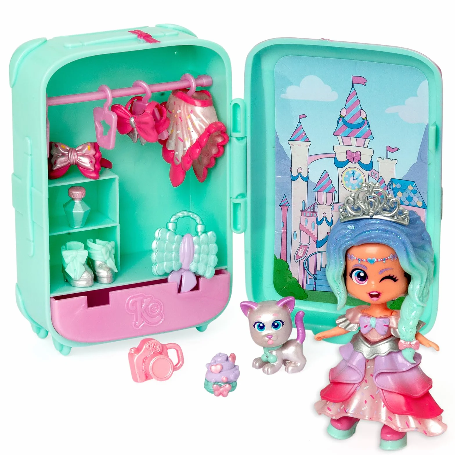 KOOKYLOOS SUITCASE SWEET WISHES – zestaw modna laleczka z walizką i akcesoriami,zawartość:1 laleczka, 2 stroje, zwierzątko, akcesoria, wieszaki oraz walizka, w której zmieścisz cały zestaw.