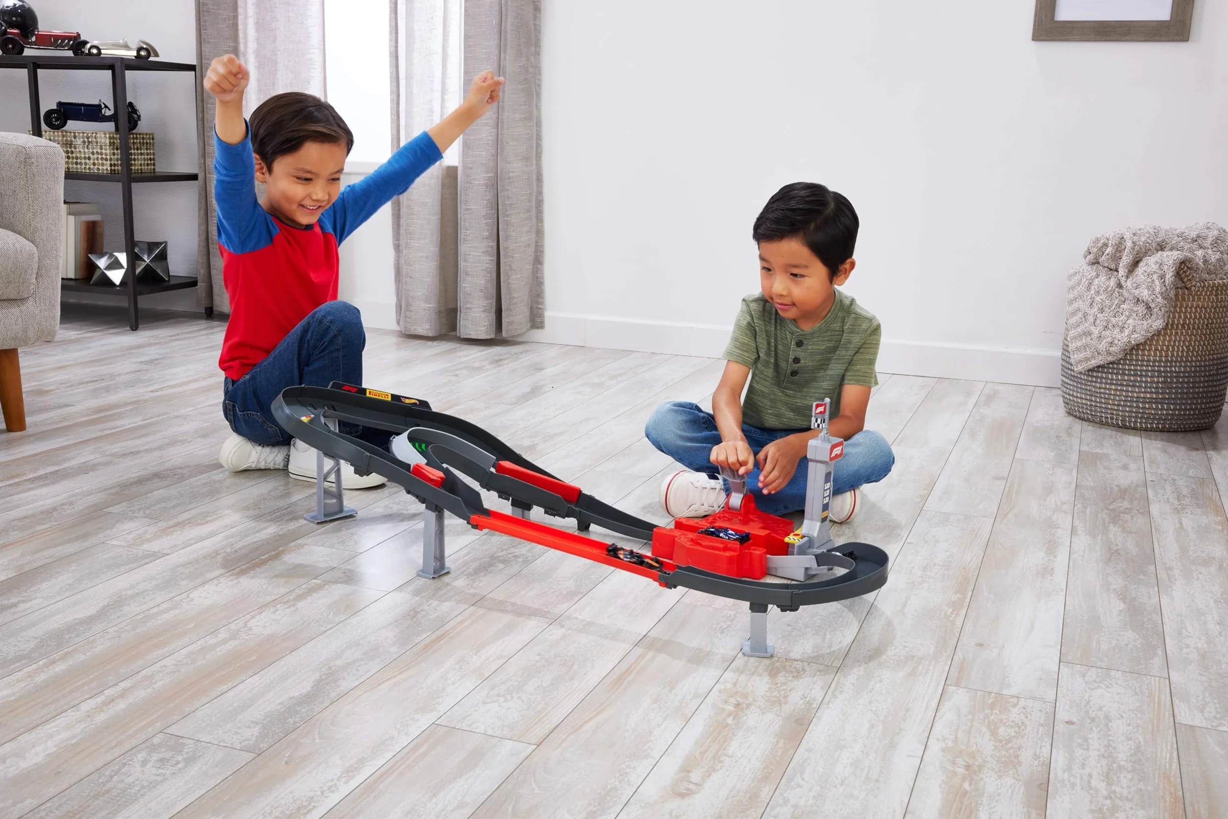 Hot Wheels Racing Formuła 1 Tor wyścigowy Sprint F1 Zestaw do zabawy + 3 metalowe samochody zabawki w skali 1:64 drużyn McLaren, Alpine i VCARB, zabawka dla dzieci 4+, JDY15