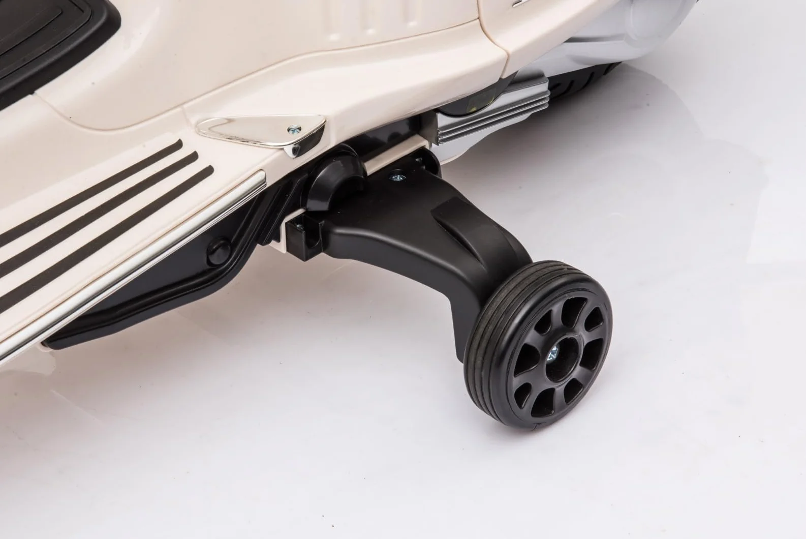 Jeździk skuter dla dzieci Vespa, pojazd od 3 roku, biegi przód/tył, plastikowe koła, silnik 2x30W (Biały)