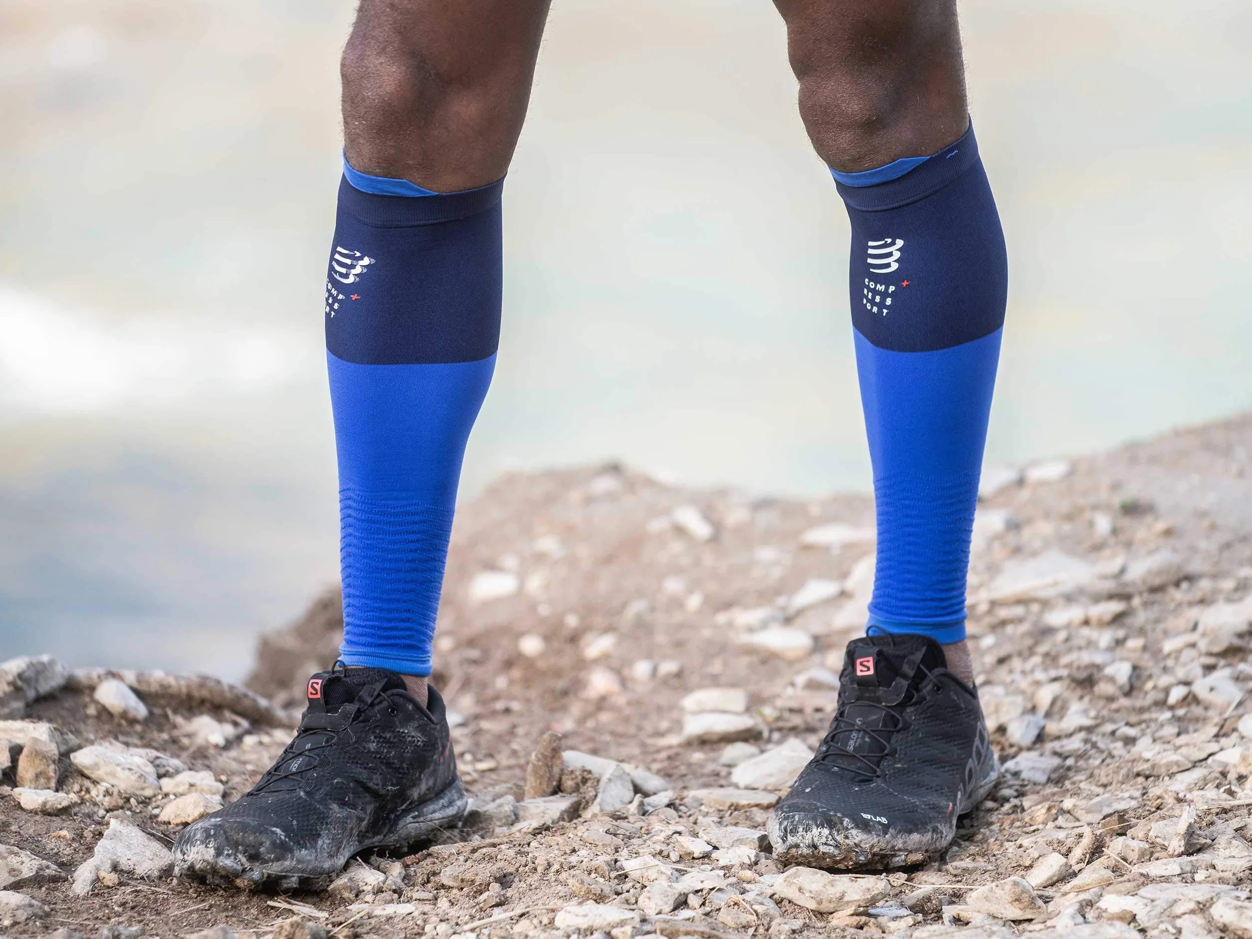 COMPRESSPORT - bandaż kompresyjny na łydki – R2V2 – ochrona mięśni, wydajność i rekreacja do uprawiania sportu – ultralekki i antystatyczny – bieganie, jazda na rowerze, do jazdy na rowerze i triatlonu