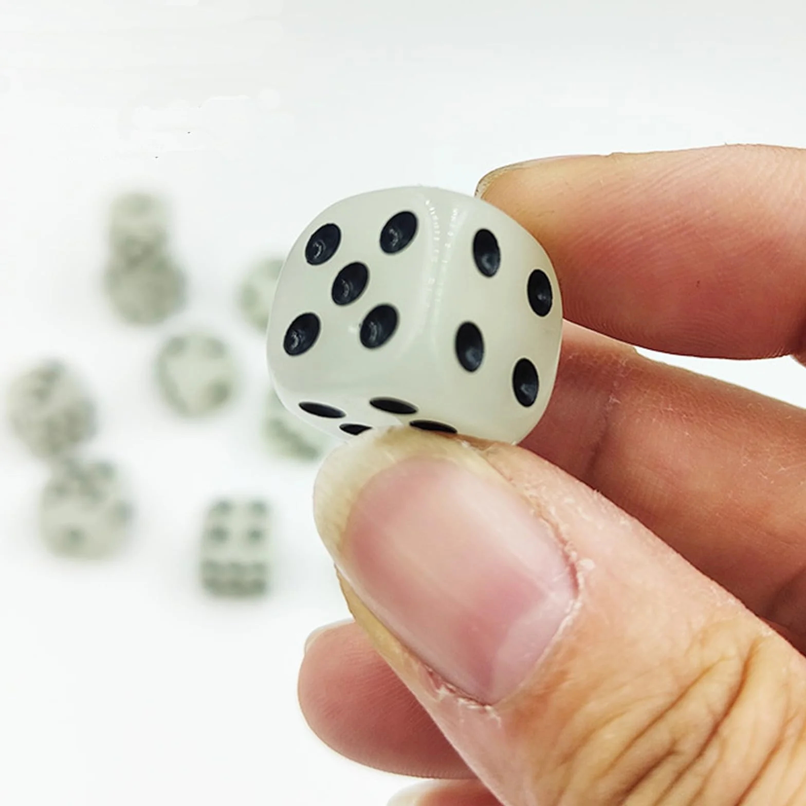 Kości D6 - Zestaw 30 Szt. 6-Stronnych Kości, 16 mm, Standardowe Do Gry, Okrągłe, Świecące W Ciemności - Do Nauczania Matematyki, Spotkań Rodzinnych, Na Wakacje