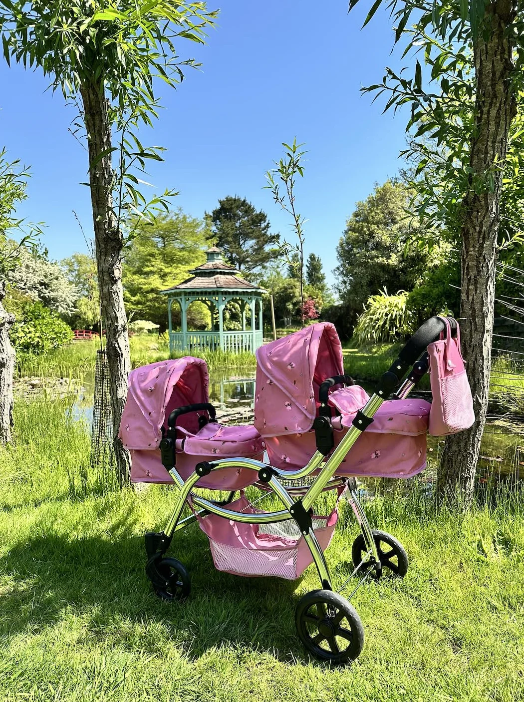 Roma Darcie Twin Dolls wózek dziecięcy w kolorze różowym, odpowiedni dla dzieci w wieku od 3 do 16 lat, regulowana wysokość uchwytu, 16 kombinacji, podwójna zabawka dla lalek na Boże Narodzenie,