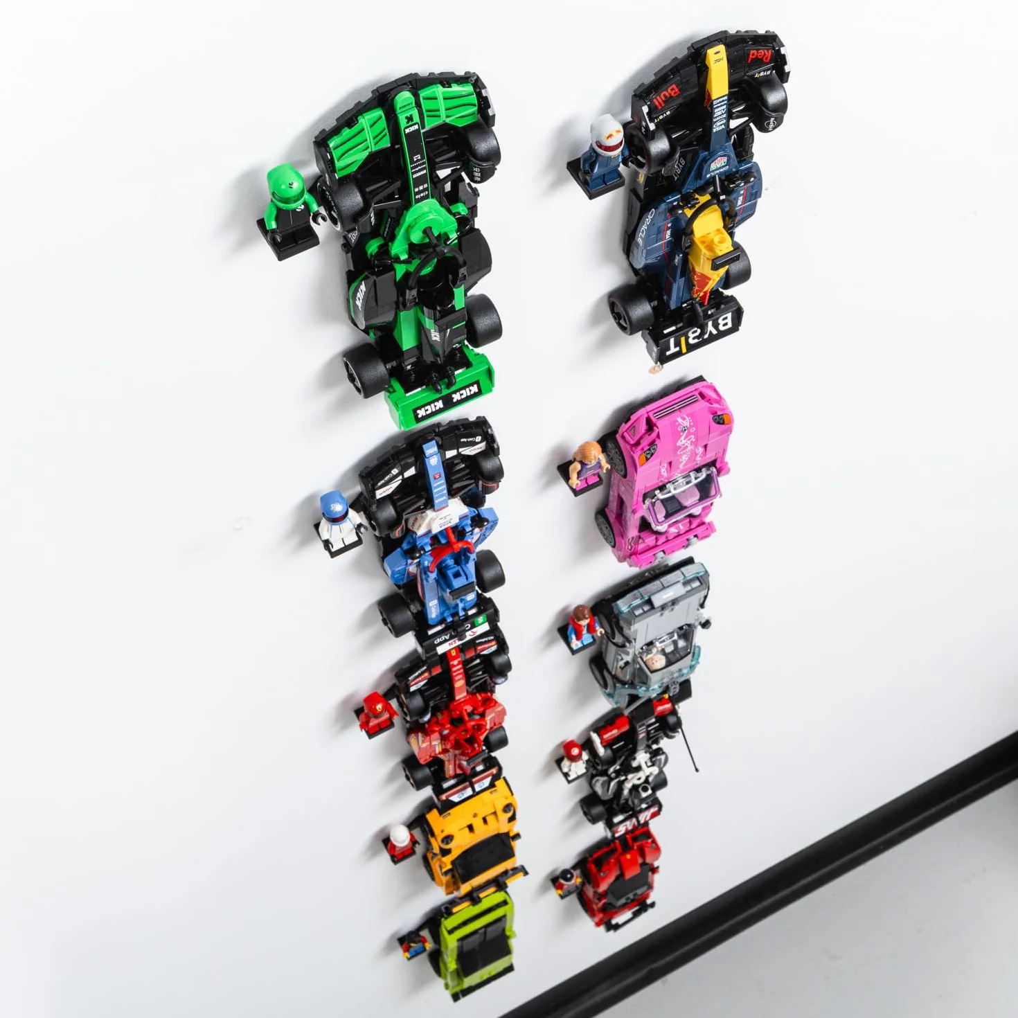 10 x haczyki do montażu ściennego, kompatybilne z samochodami LEGO Speed Champions ze stojakami na kierowcę – wyprodukowane w Wielkiej Brytanii, sprzęt w zestawie – zestawy nie wchodzą w zakres