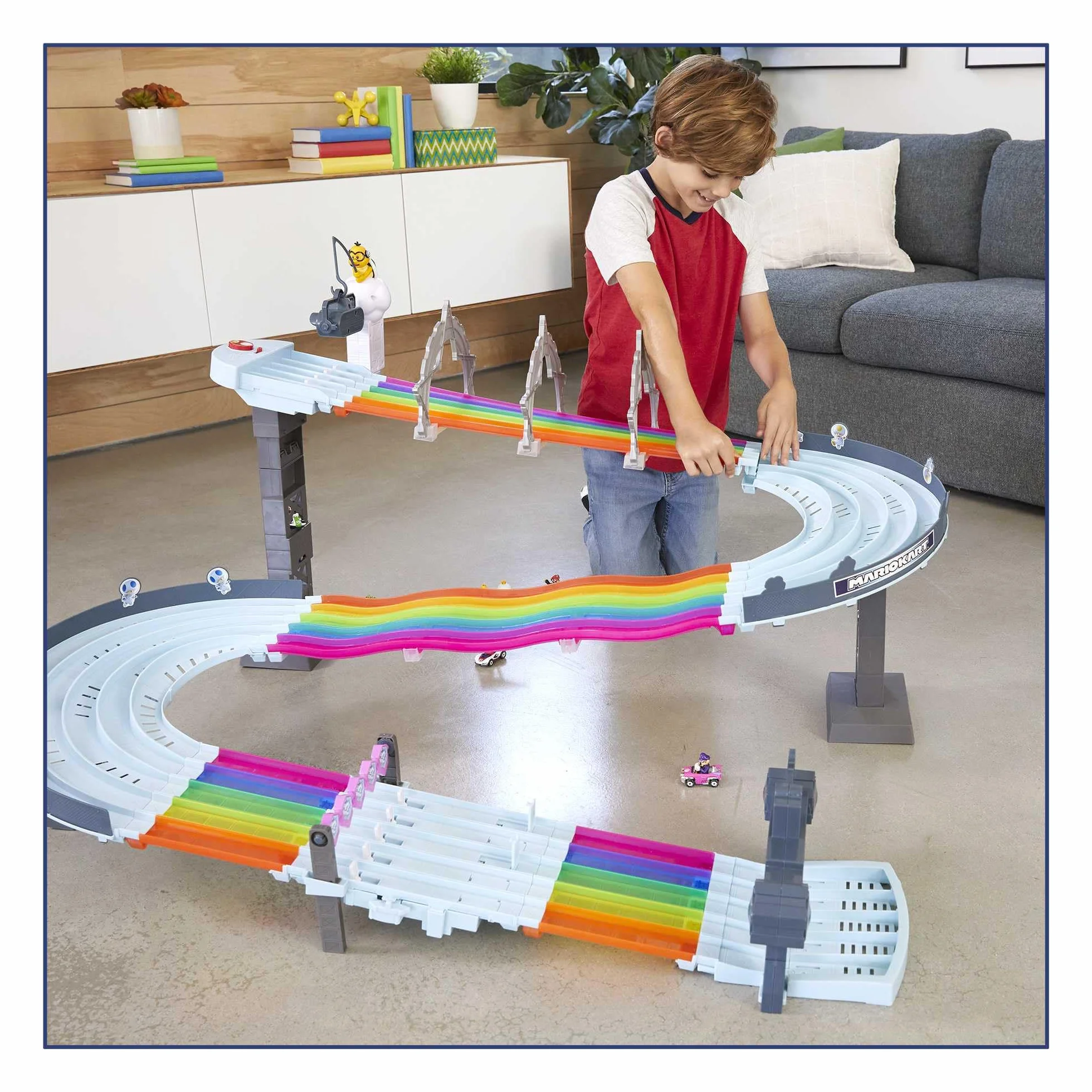 Hot Wheels Gxx41 - Tor Wyścigowy Mario Kart Rainbow Boulevard Z 2 Opcjami Montażu, Zestaw Torów O Długości 2,5 Metra, 2 pojazdy W Skali 1:64, Tor Wyścigowy Samochodzików od 4 Lat