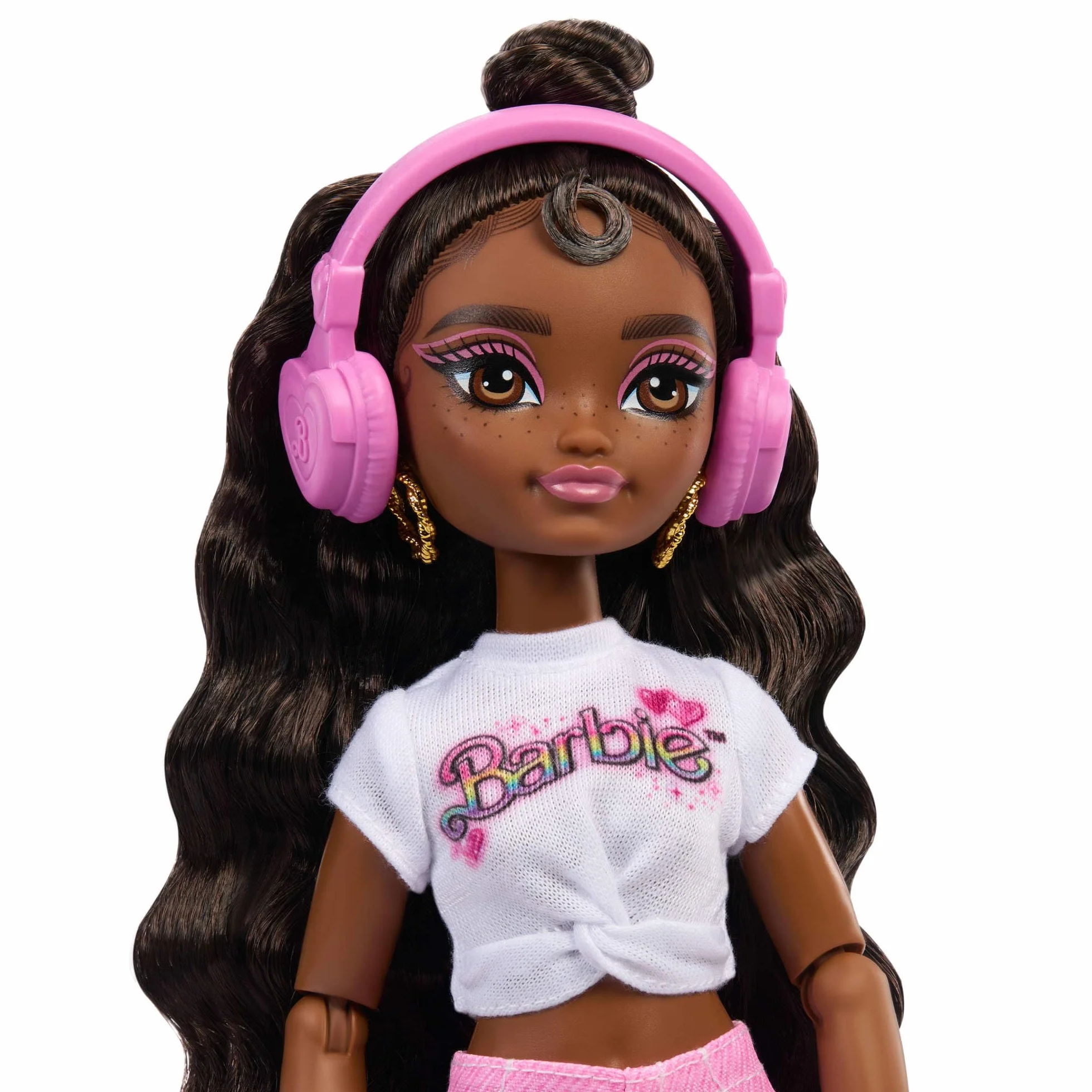 Barbie Dream Besties Lalka Brooklyn na wrotkach do ustawiania w różnych pozach, z ciemnobrązowymi włosami, wrotkami i akcesoriami z motywem muzyki, JFX97