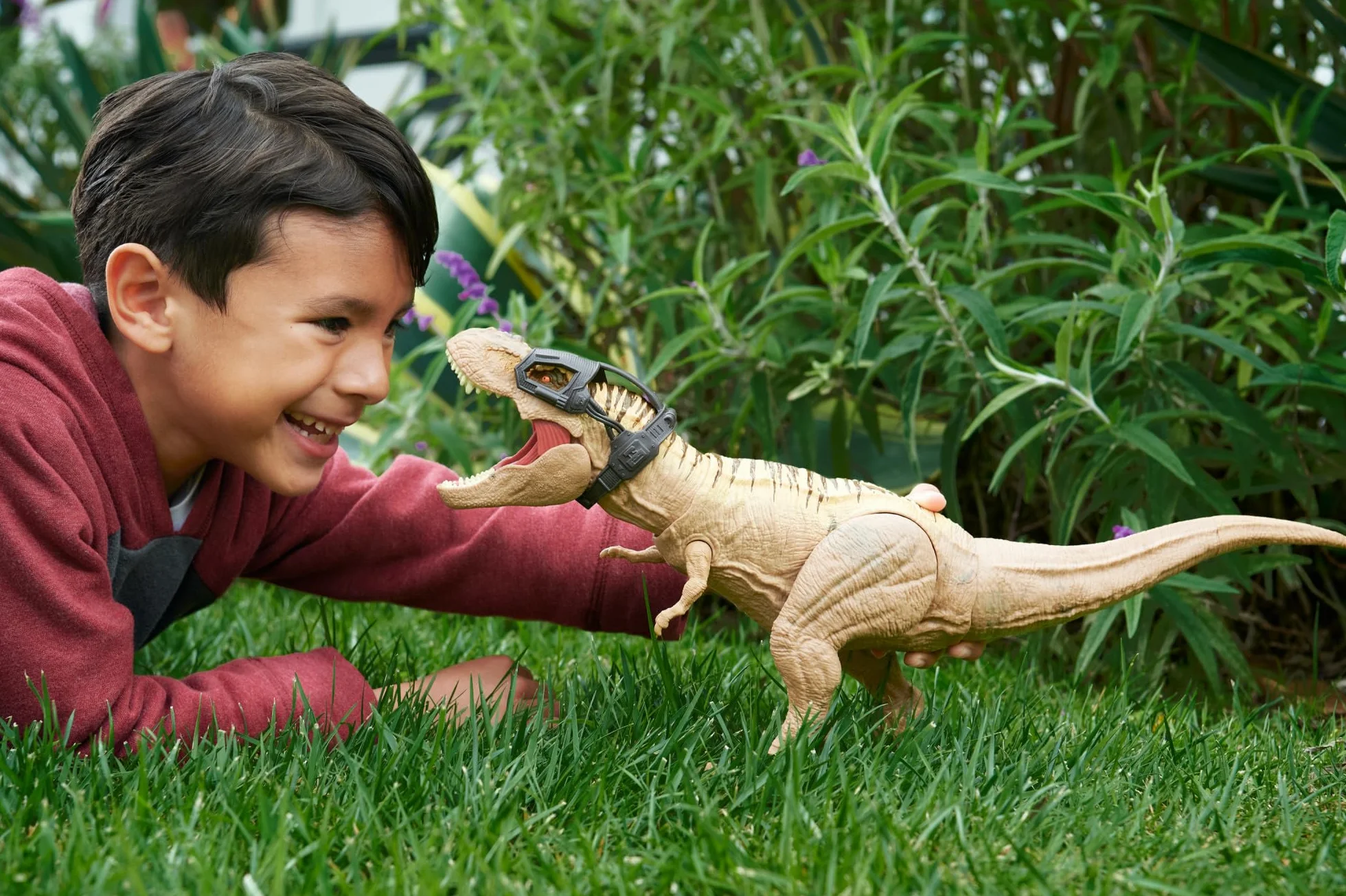 Mattel Jurassic World T-Rex Polowanie i atak Figurka dinozaura z dźwiękami, funkcją polowania i ataku oraz sprzętem tropiącym, dodatkowo zabawa wirtualna. HNT62