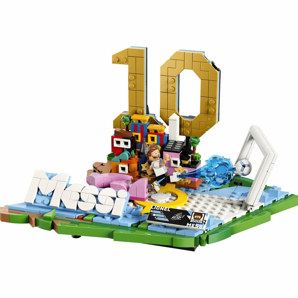 LEGO Editions Lionel Messi — piłkarskie momenty, zestaw klocków dla dzieci, piłkarska dekoracja z kolekcjonerską płytką i minifigurką, sportowy prezent dla chłopców i dziewczynek od 10 lat 43011