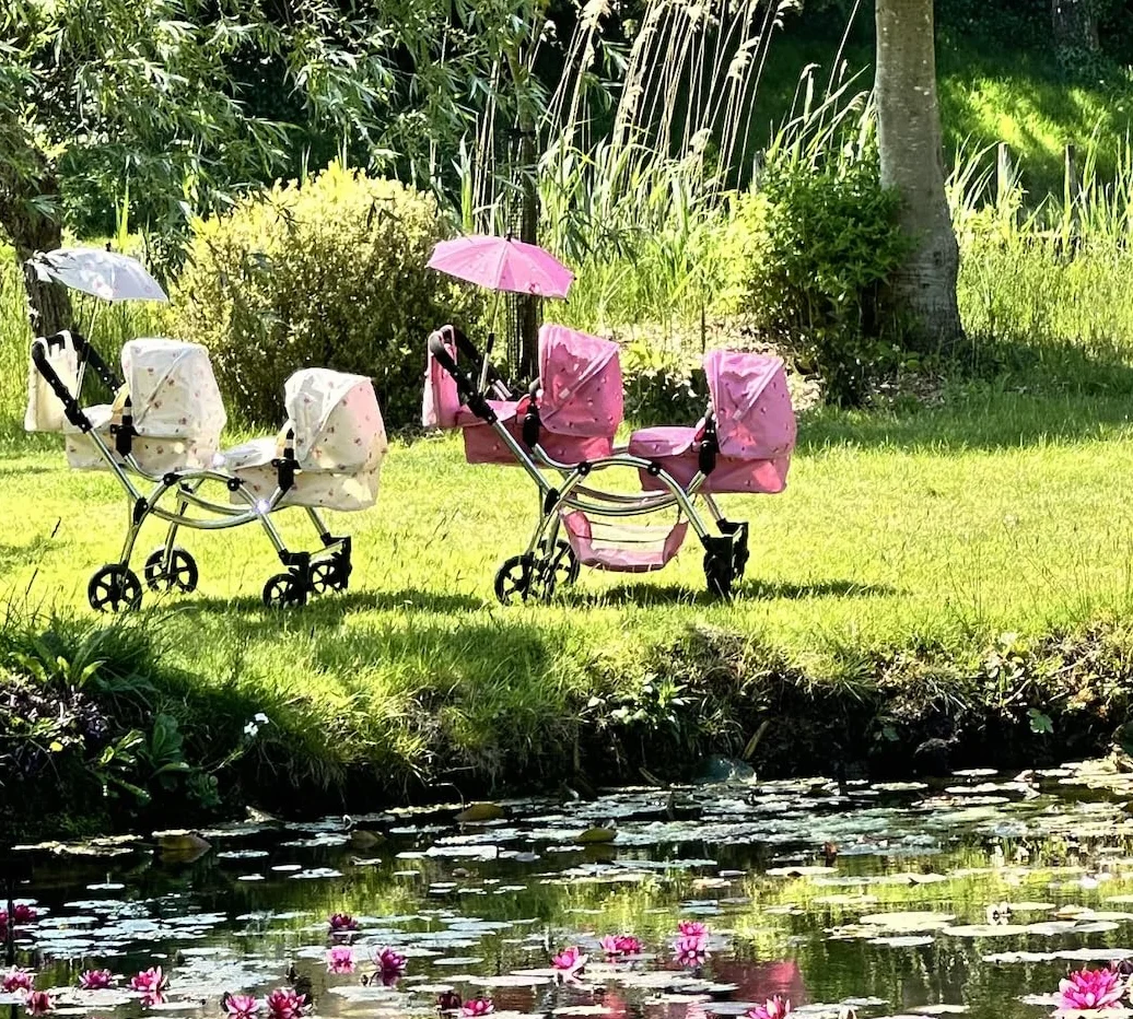 Roma Darcie Twin Dolls wózek dziecięcy w kolorze różowym, odpowiedni dla dzieci w wieku od 3 do 16 lat, regulowana wysokość uchwytu, 16 kombinacji, podwójna zabawka dla lalek na Boże Narodzenie,