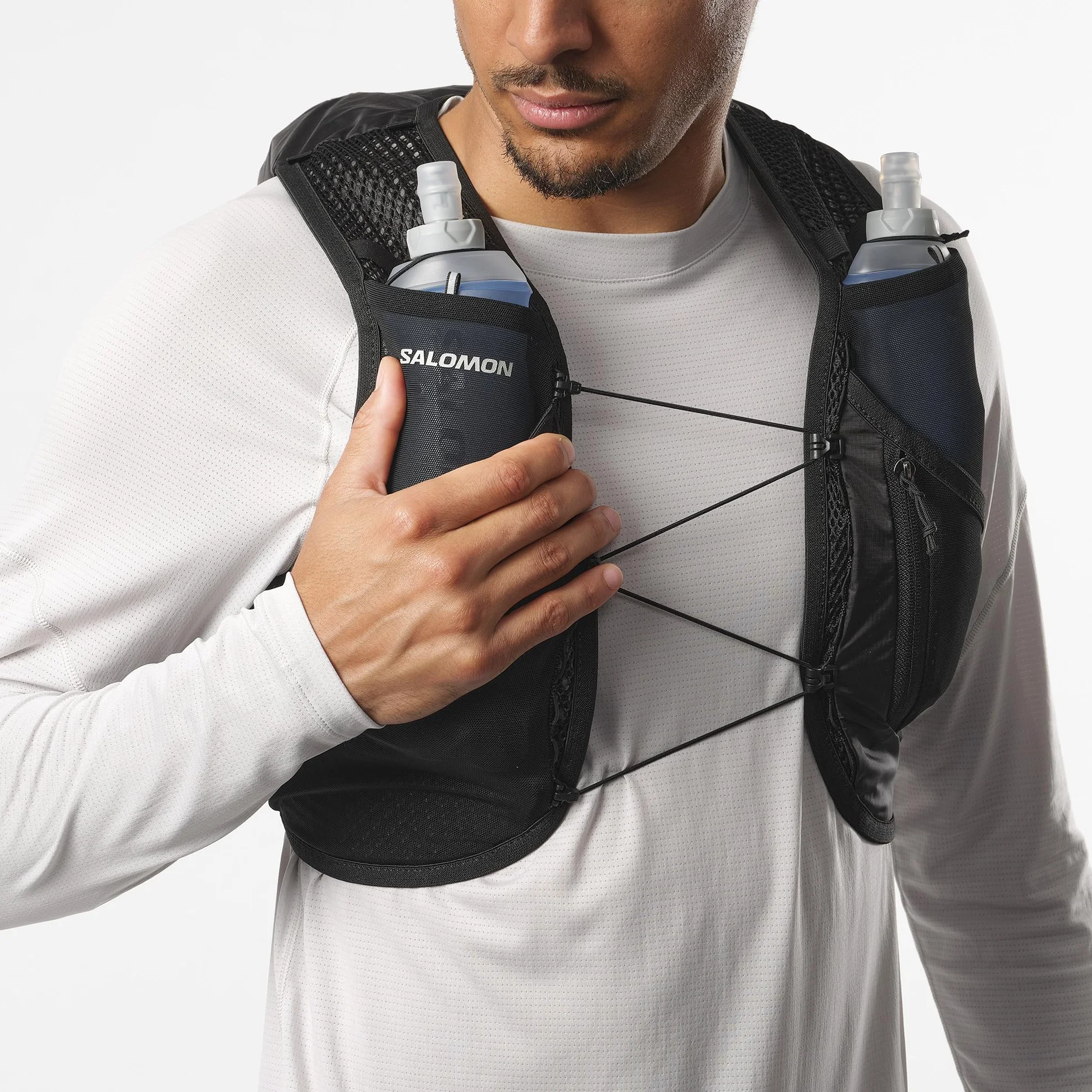 Salomon Active Skin 8 Unisex kamizelka nawadniająca do biegania szlak turystyczny z butelkami w zestawie, łatwe nawodnienie, precyzyjne dopasowanie 8 l i zoptymalizowane przechowywanie, czarna, M