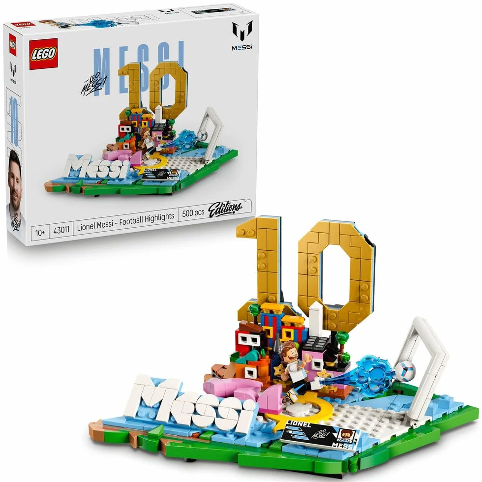 LEGO Editions Lionel Messi — piłkarskie momenty, zestaw klocków dla dzieci, piłkarska dekoracja z kolekcjonerską płytką i minifigurką, sportowy prezent dla chłopców i dziewczynek od 10 lat 43011