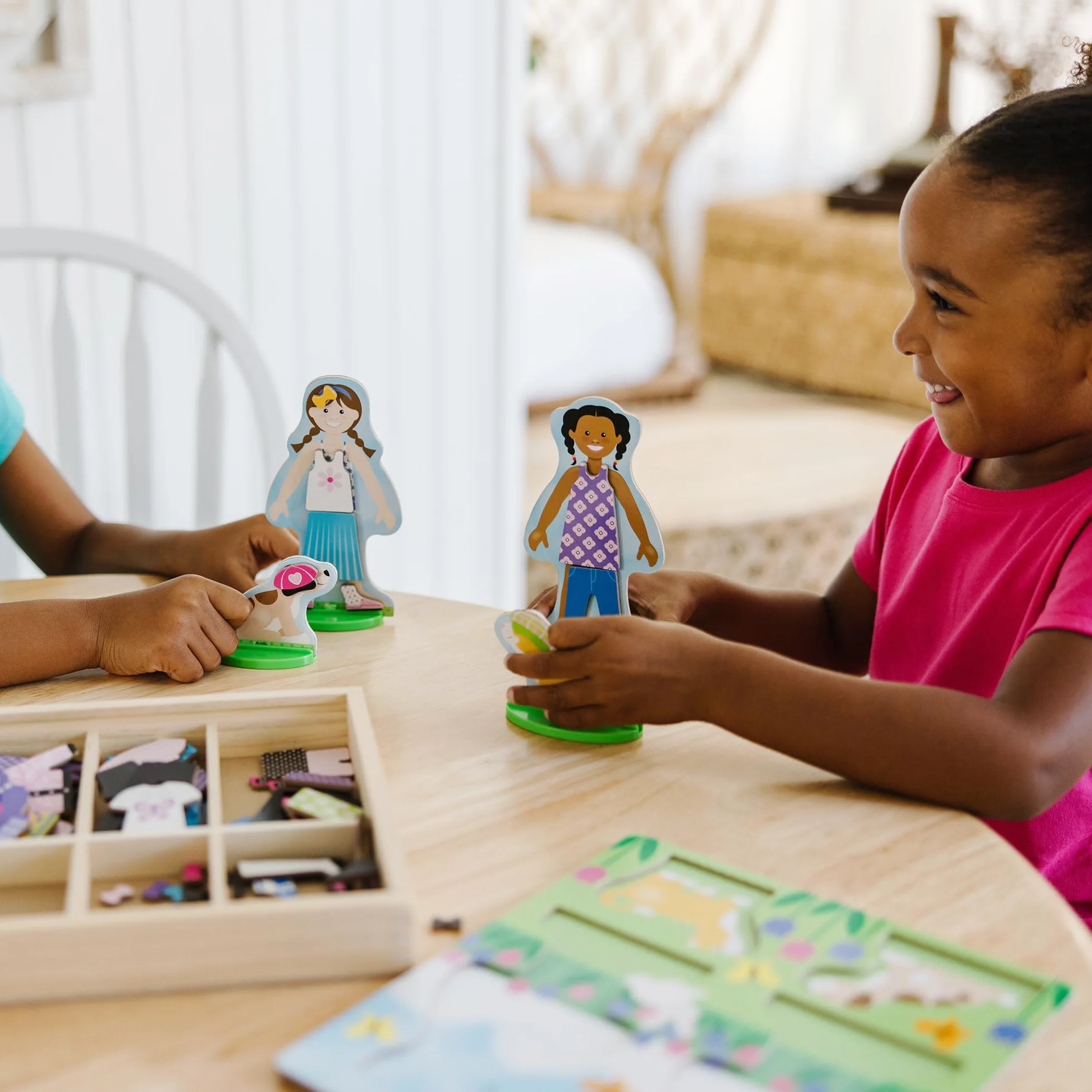 Melissa & Doug – zabawkowy zestaw do zabawy z odgrywaniem ról: magnetyczne przebieranki, drewniane laleczki, najlepsze przyjaciółki (78 elementów)