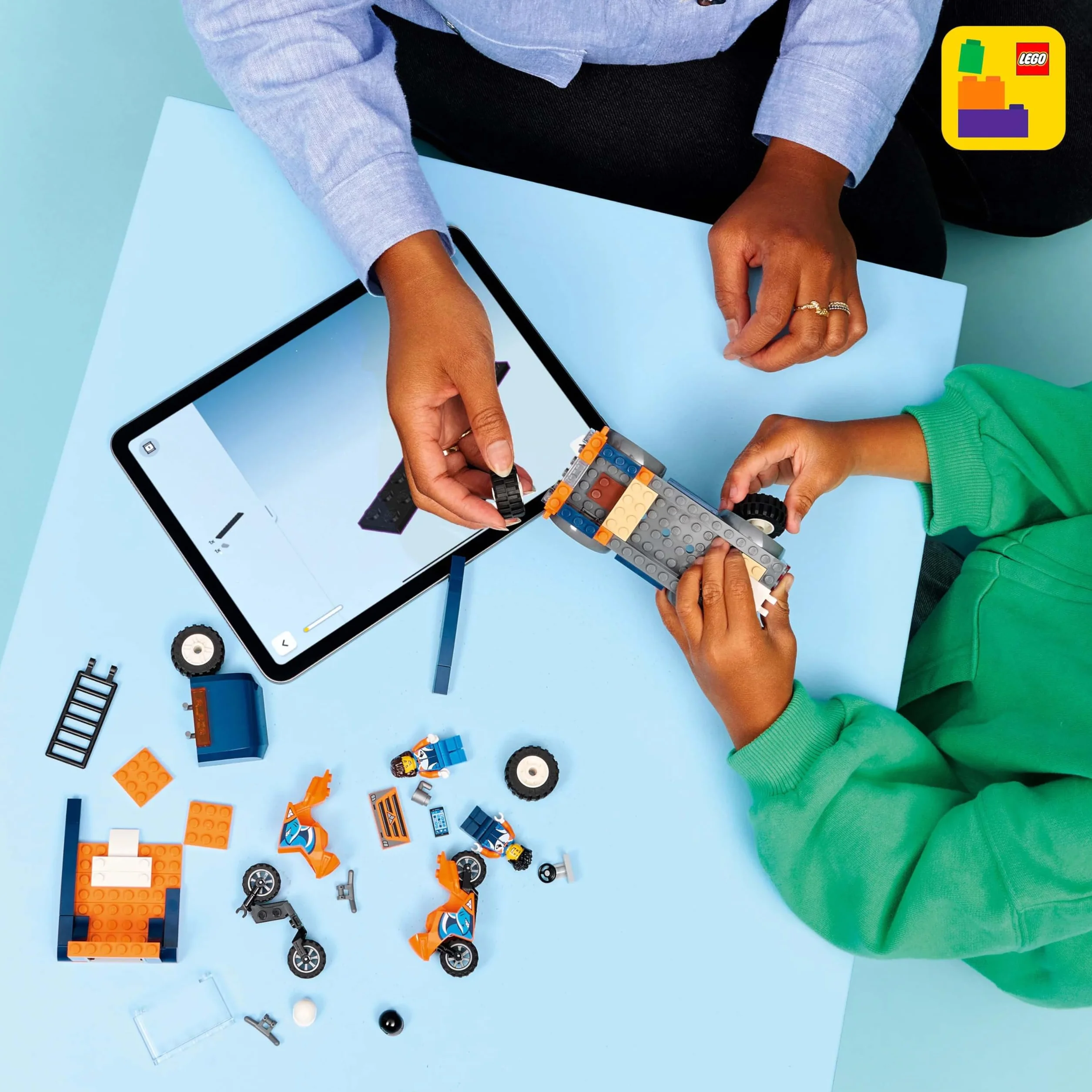 LEGO City Laweta dla motocykli, zabawka dla dzieci z dwiema minifigurkami i ciężarówką, klocki dla 4-latka, pomysł na prezent dla chłopca i dziewczynki na urodziny, łatwe budowanie 60491