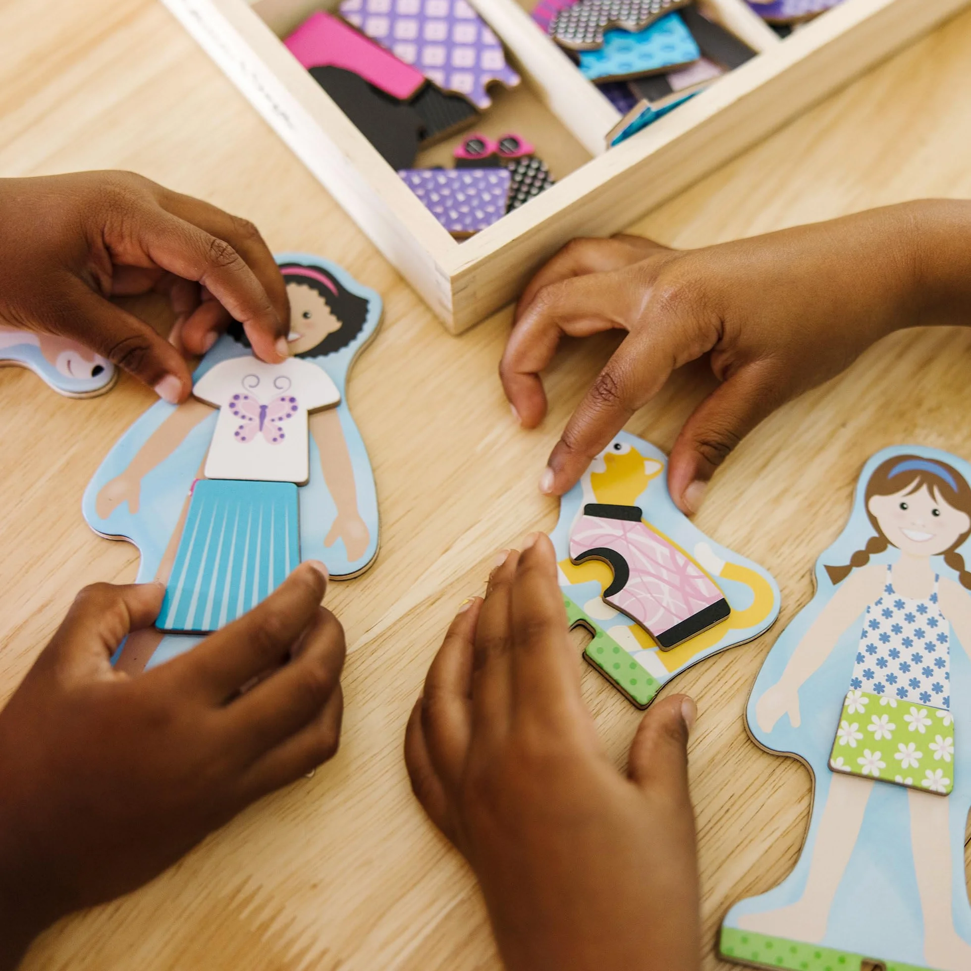 Melissa & Doug – zabawkowy zestaw do zabawy z odgrywaniem ról: magnetyczne przebieranki, drewniane laleczki, najlepsze przyjaciółki (78 elementów)