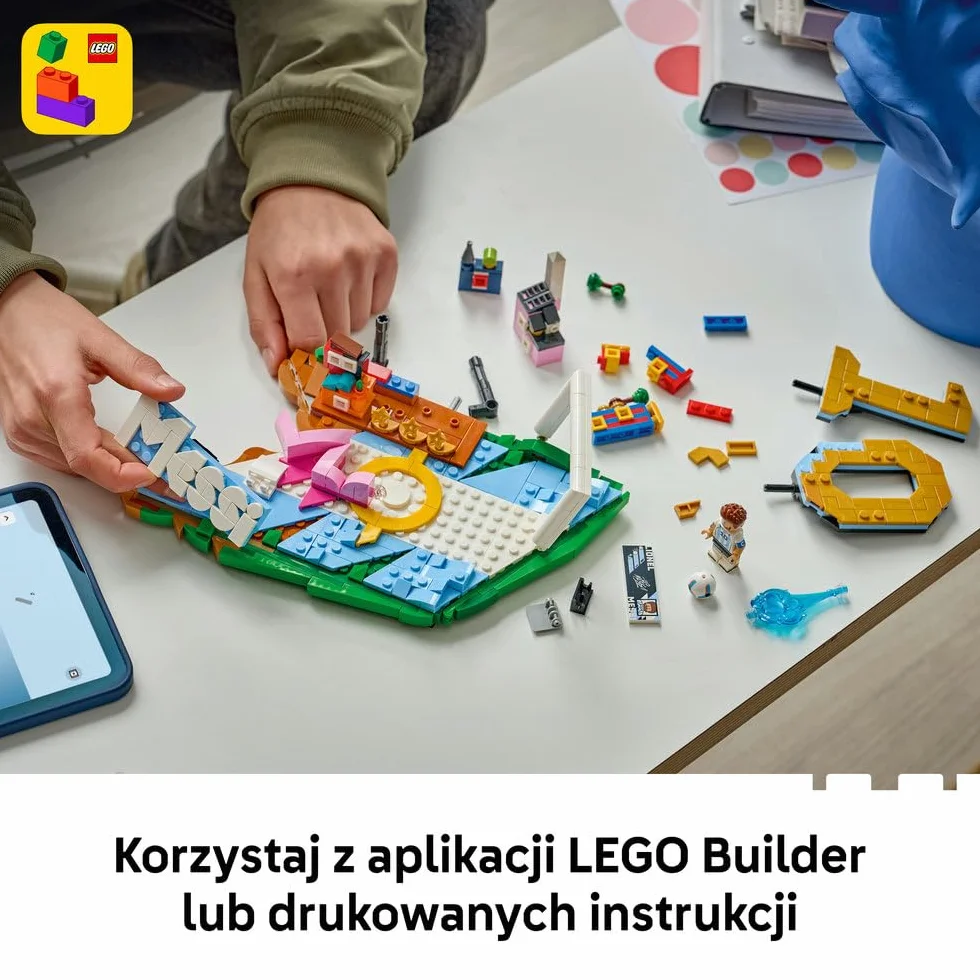 LEGO Editions Lionel Messi — piłkarskie momenty, zestaw klocków dla dzieci, piłkarska dekoracja z kolekcjonerską płytką i minifigurką, sportowy prezent dla chłopców i dziewczynek od 10 lat 43011