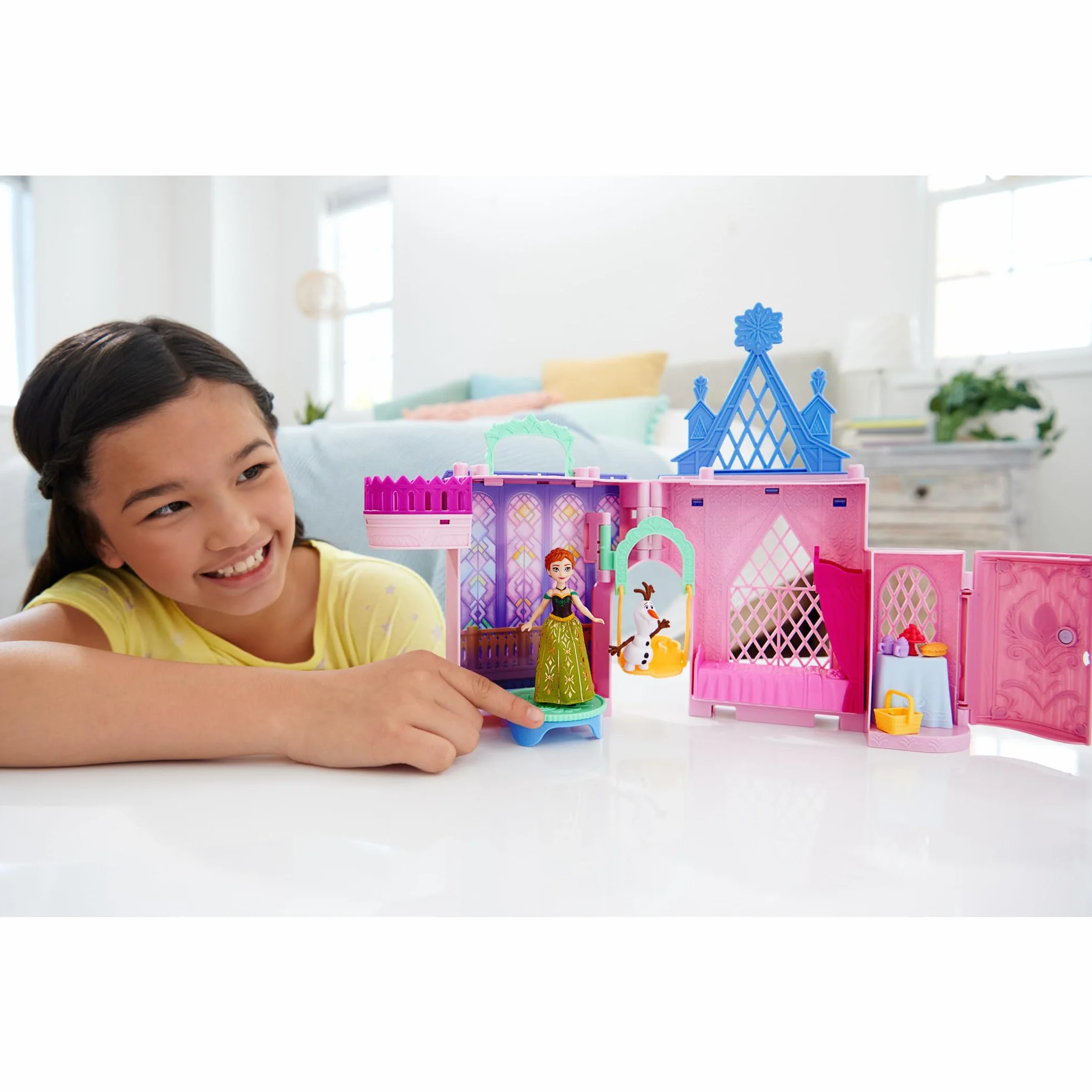 Mattel Disney Kraina Lodu w Arendelle Castle Anna Arendelle zestaw modułowy z mini lalką z postacią Olaf i 7 akcesoriami, zabawka dla dzieci w wieku 3+ lat, nowa odmiana, JDP65