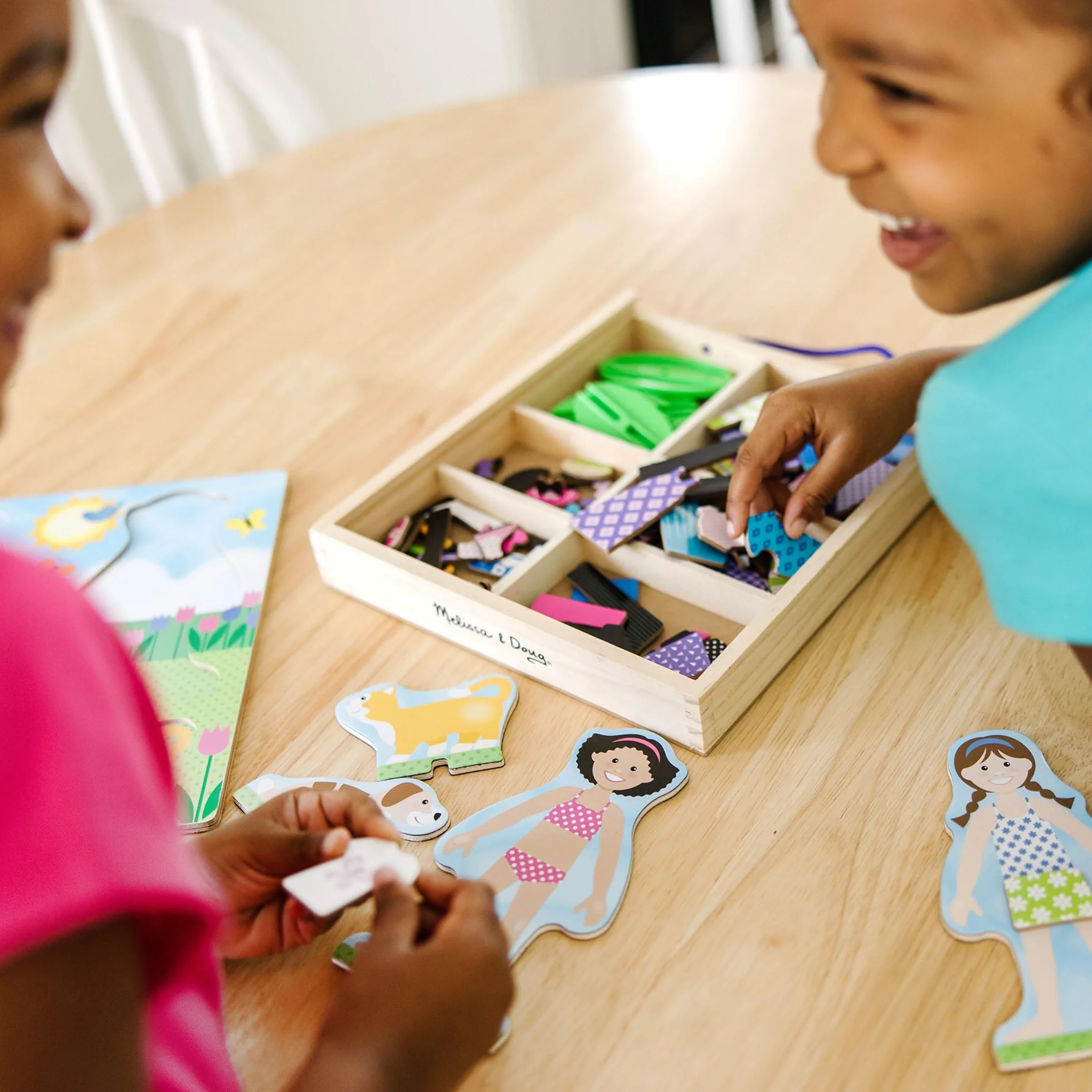 Melissa & Doug – zabawkowy zestaw do zabawy z odgrywaniem ról: magnetyczne przebieranki, drewniane laleczki, najlepsze przyjaciółki (78 elementów)
