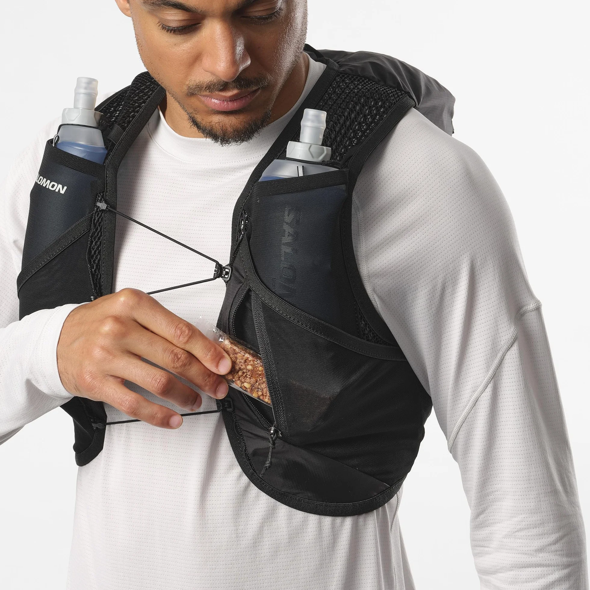 Salomon Active Skin 8 Unisex kamizelka nawadniająca do biegania szlak turystyczny z butelkami w zestawie, łatwe nawodnienie, precyzyjne dopasowanie 8 l i zoptymalizowane przechowywanie, czarna, M