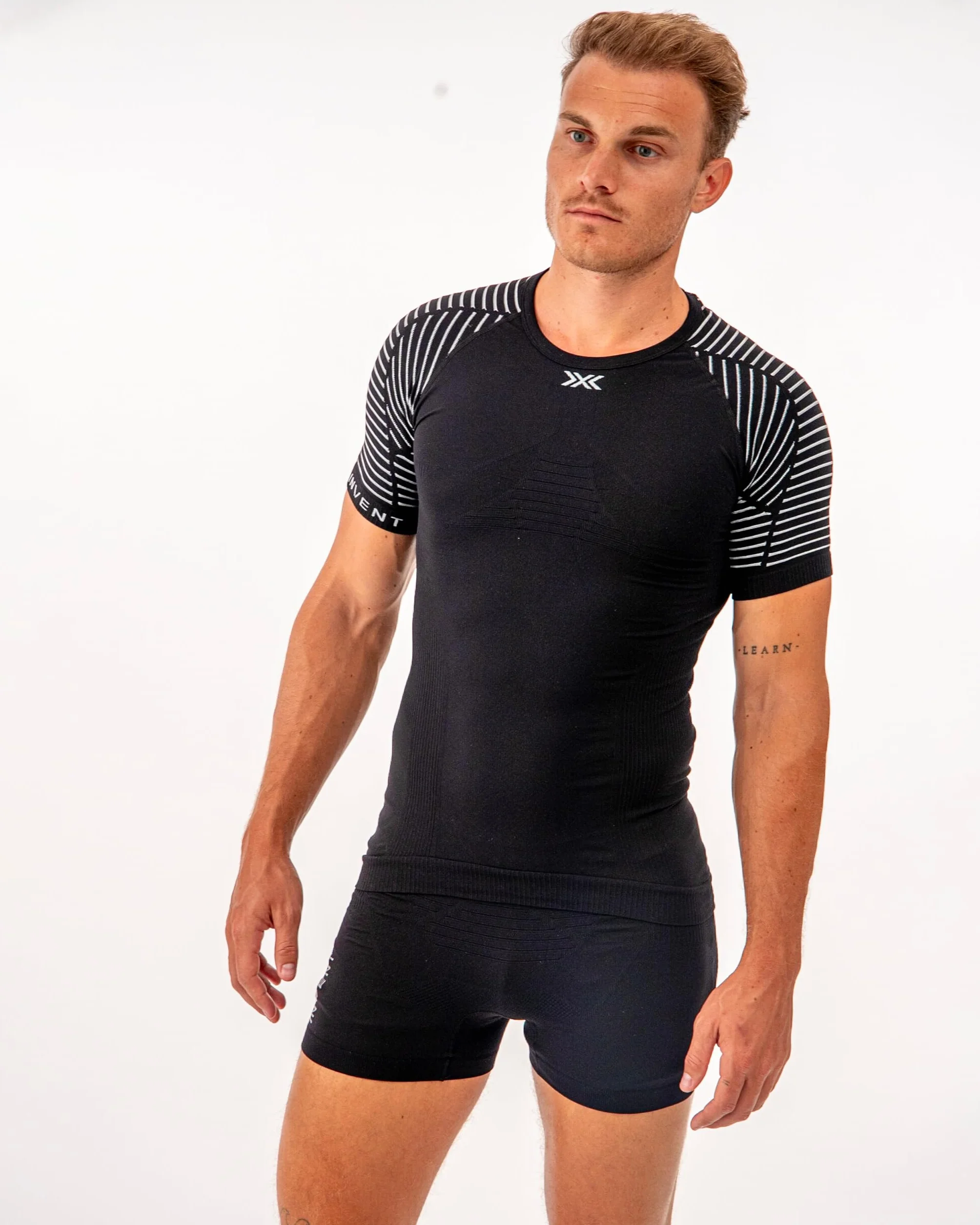 Lekkie bokserki męskie X-Bionic Invent 4.0, wysokowydajna bielizna sportowa z zaawansowanymi technologiami zapewniającymi optymalną kontrolę klimatu i wygodę - Arctic White/Opal Black, L