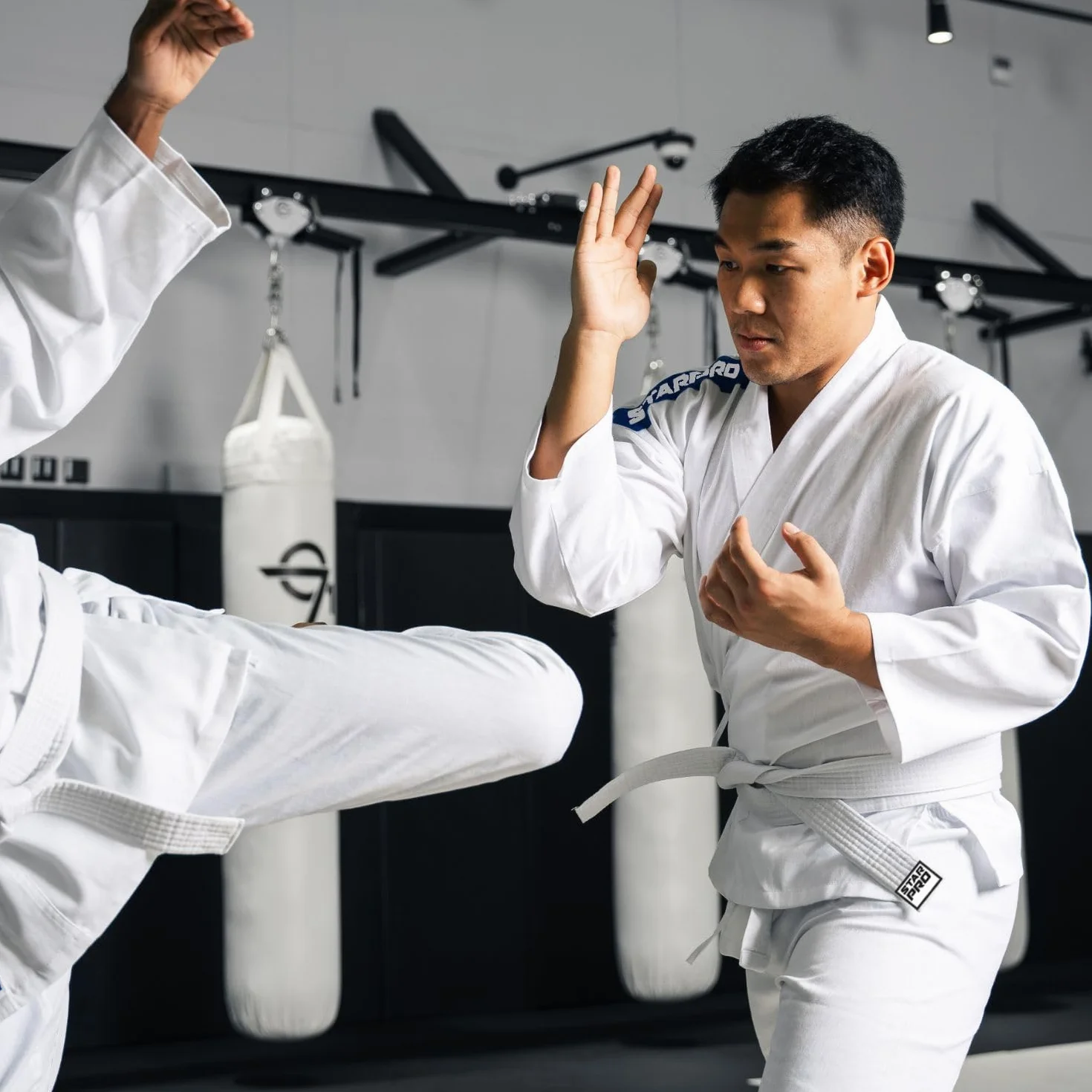 Starpro | Lekki strój do karate | Wiele rozmiarów | Nadaje się jako mundur Taekwondo | Karate Gi, spodnie i kurtka Karate, ubrania Karate, Karate Gi Lightweight, Karate Uniform, Taekwondo Suit